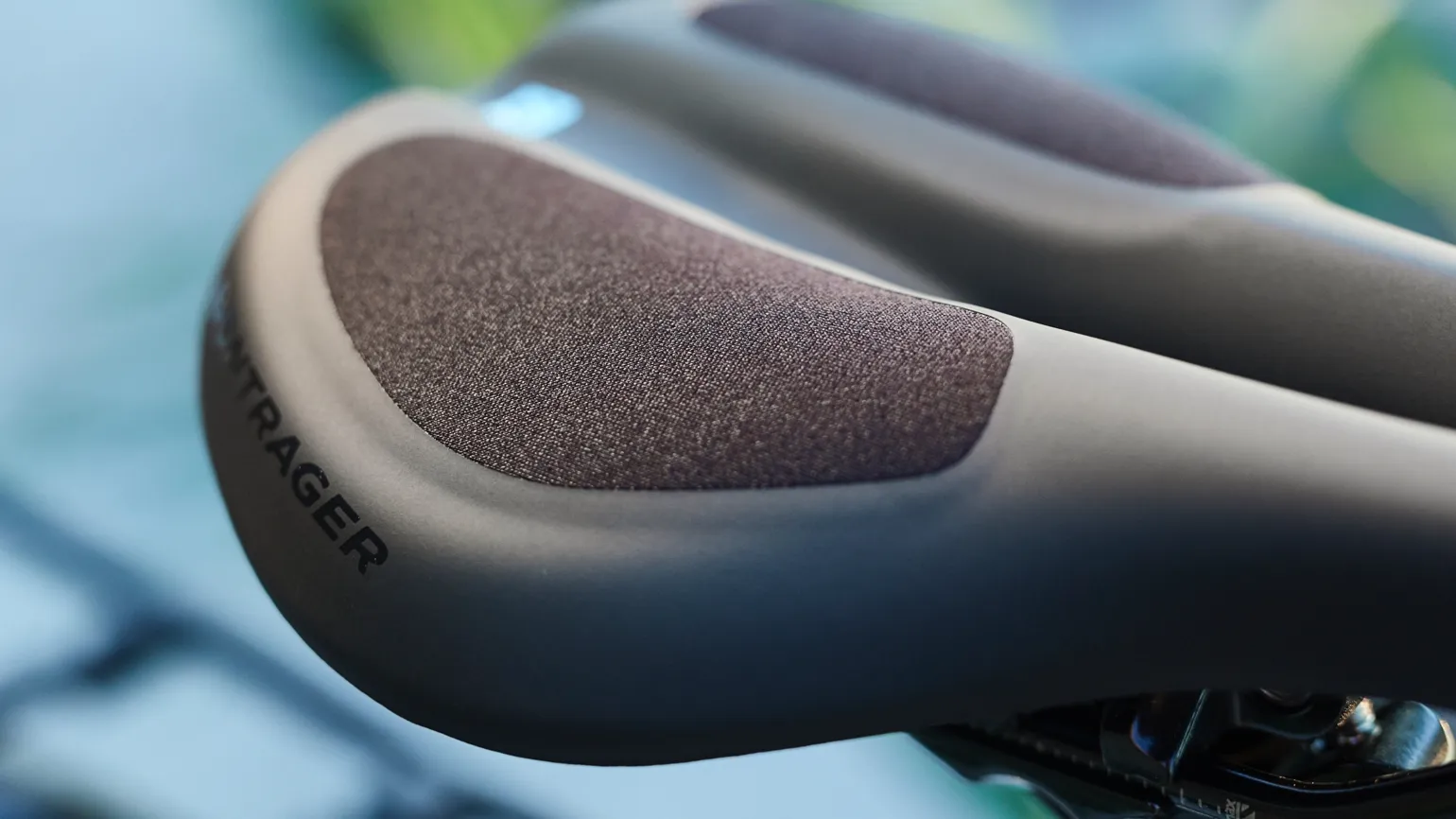 Sadel Bontrager Commuter Fluid 185 mm Svart
