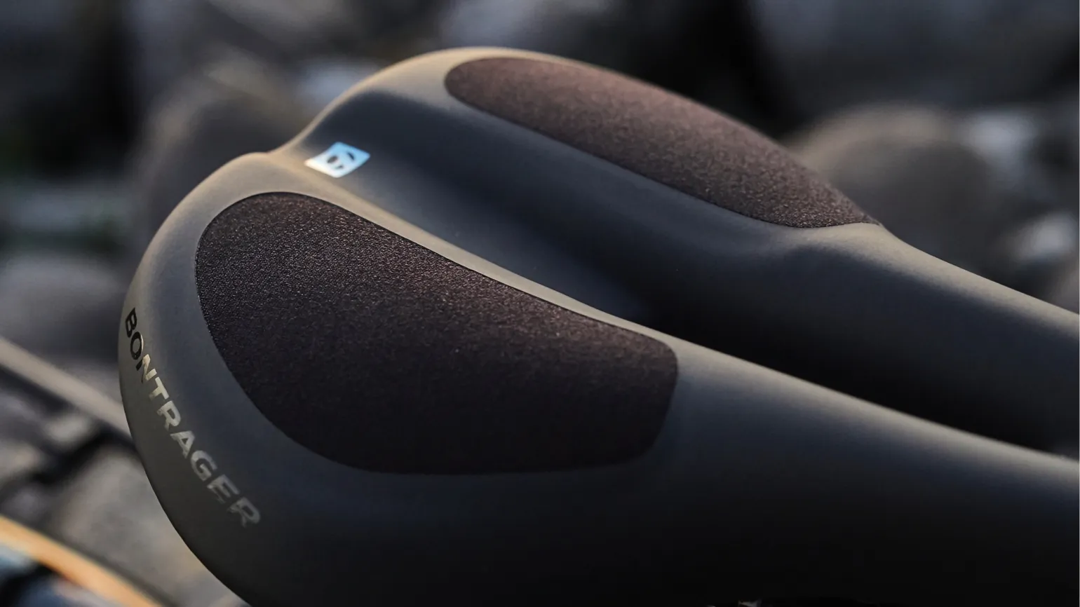 Sadel Bontrager Commuter Fluid 185 mm Svart