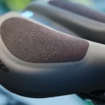 Sadel Bontrager Commuter Fluid 185 mm Svart